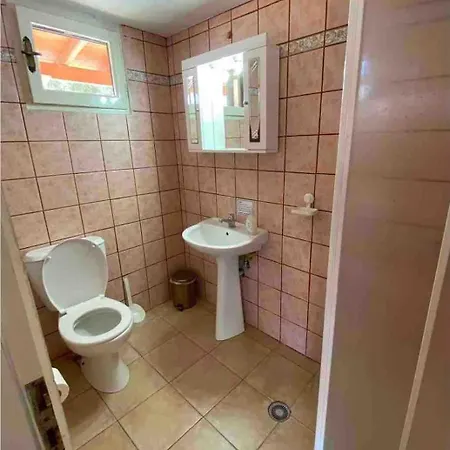 Tania House , Loggos Paxos *