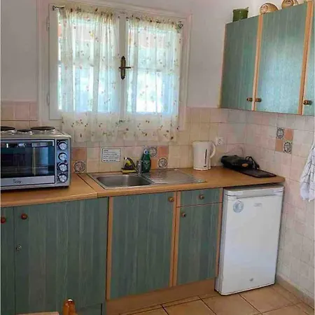 Tania House , Loggos Paxos *