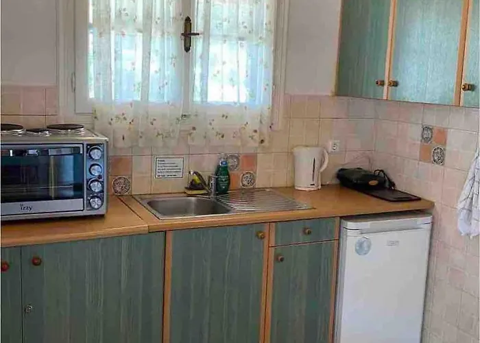 Tania House , Loggos Paxos *